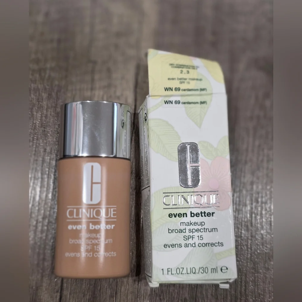 New CLINIQUE Make Up Even Better Foundation Cardamon